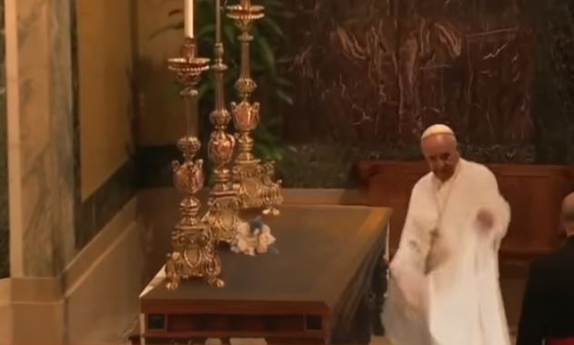 Momento en el que el papa Francisco hizo el supuesto truco. (Foto Prensa Libre: Toma de YouTube)