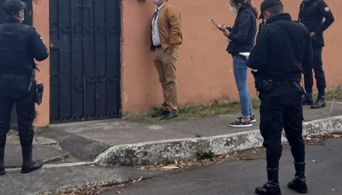 Investigadores del MP en una de las diligencias por caso de defraudación tributaria. (Foto Prensa Libre: MP) 