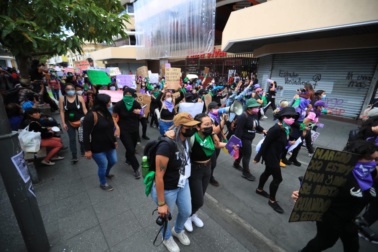 Durante la marcha, los participantes reivindicaron los derechos de la mujer y exigieron justicia por casos de violencia. (Foto Prensa Libre: Carlos Hernández)