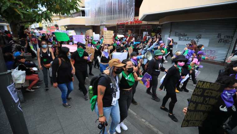 Durante la marcha, los participantes reivindicaron los derechos de la mujer y exigieron justicia por casos de violencia. (Foto Prensa Libre: Carlos Hernández)