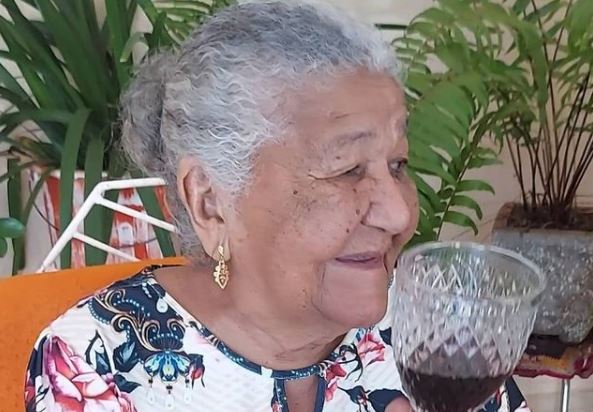 María Cardoso, de 101 años, decidió enviar su currículum a una empresa local para pedir trabajo pues no quiere depender de nadie para comprar lo que más le gusta, los vinos. (Foto Prensa Libre: Instagram)