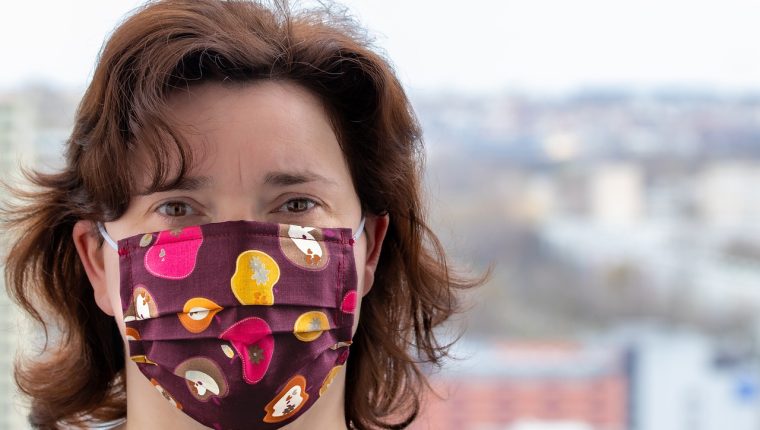 Las mascarillas de tela pueden disminuir el viaje de las partículas al toser. (Foto Prensa Libre: Pixabay). 