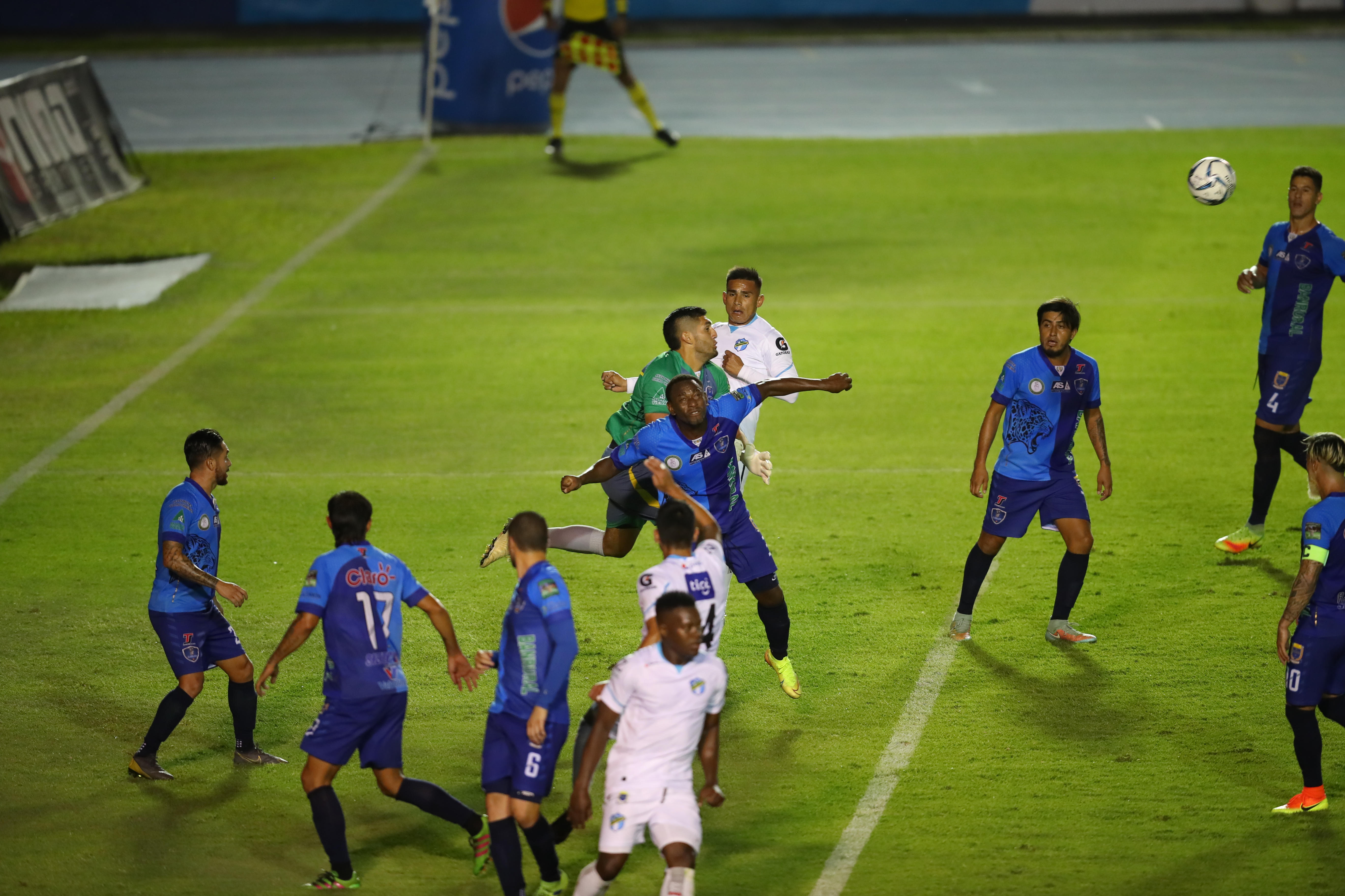 Astrid Gramajo participa como Arbitro Central del encuentro. Comunicaciones mantuvo el invicto en el Clausura 2021 al vencer 3-1 a Santa Luca Cotzumalguapa y con lo cual lleg a 10 puntos y se puso en la pelea por el liderato del campeonato nacional. foto Carlos Hernndez 06/03/2021