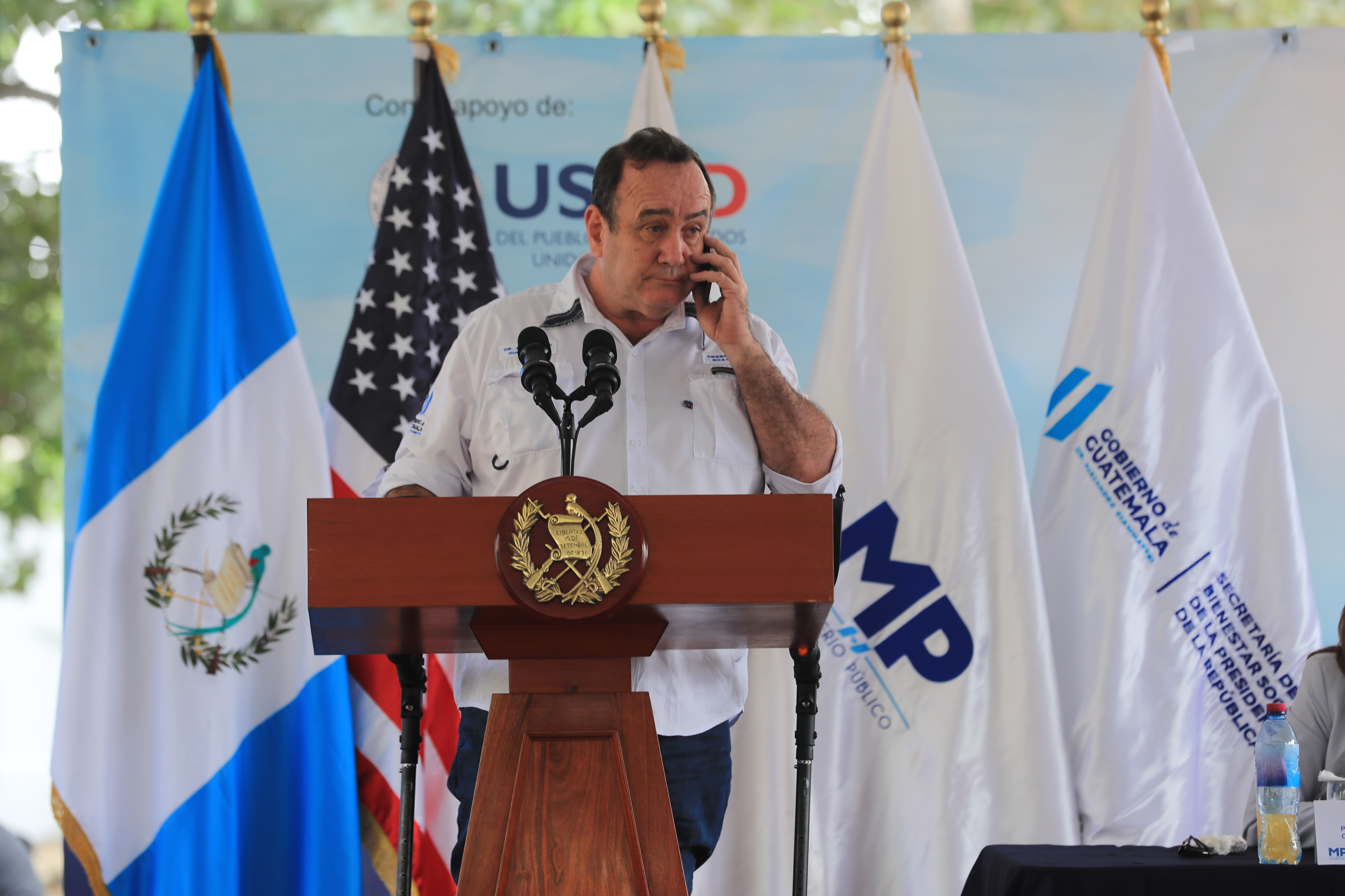 Momento en que el presidente Alejandro Giammattei anuncia el primer caso de covid-19 en Guatemala. La mañana del viernes 13 de marzo de 2020. Foto: Juan Diego González