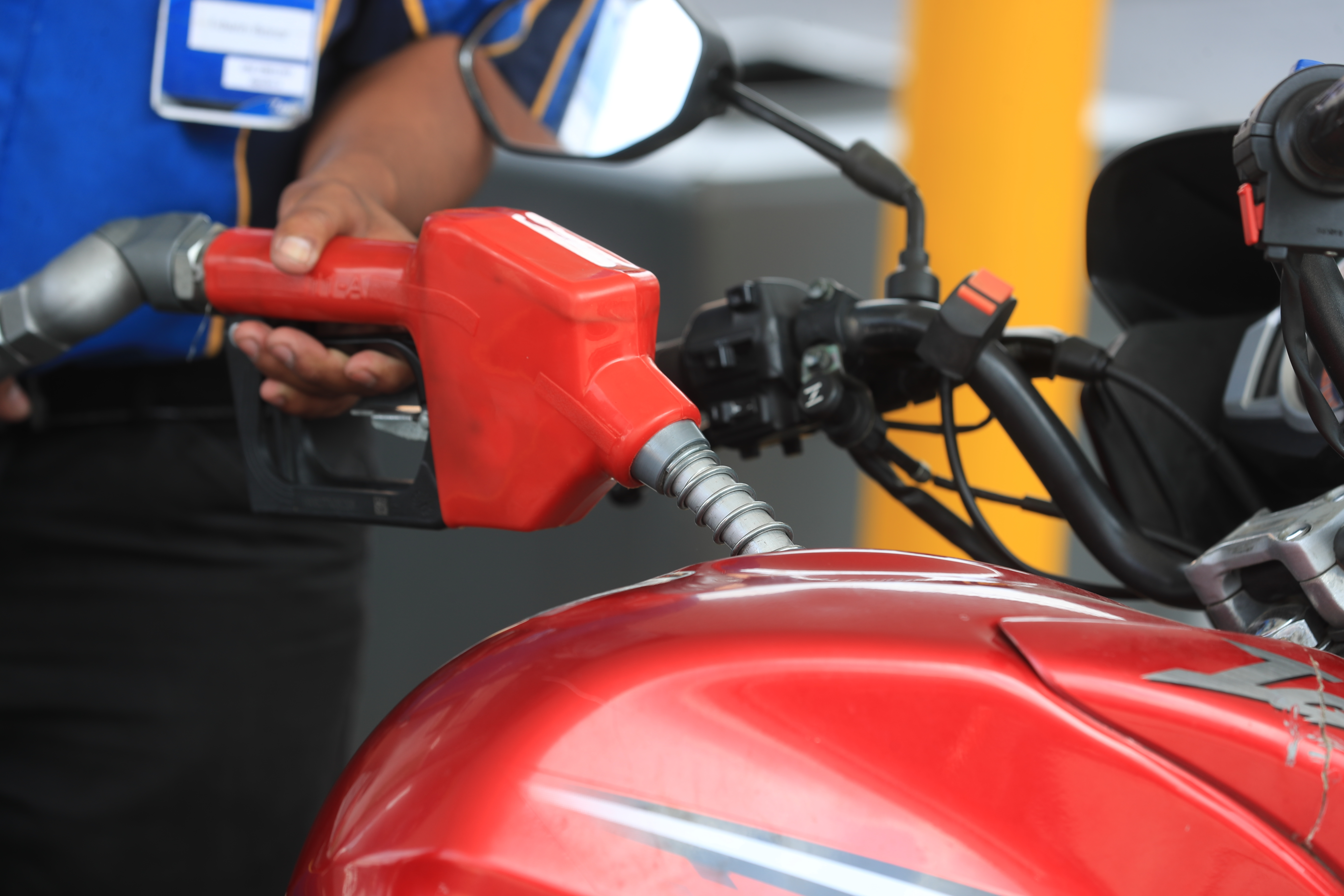 La recaudación tributaria mejoró en marzo por el aumento de precios de los combustibles en el mercado local, según un reporte preliminar. (Foto Prensa Libre: Hemeroteca)