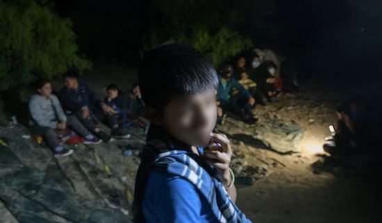 Más de 70 inmigrantes indocumentados -sobre todo de Guatemala y Honduras pero también dos de Rumania- cruzaron el Río Grande frente a Roma, Texas. (Foto Prensa Libre: AFP)