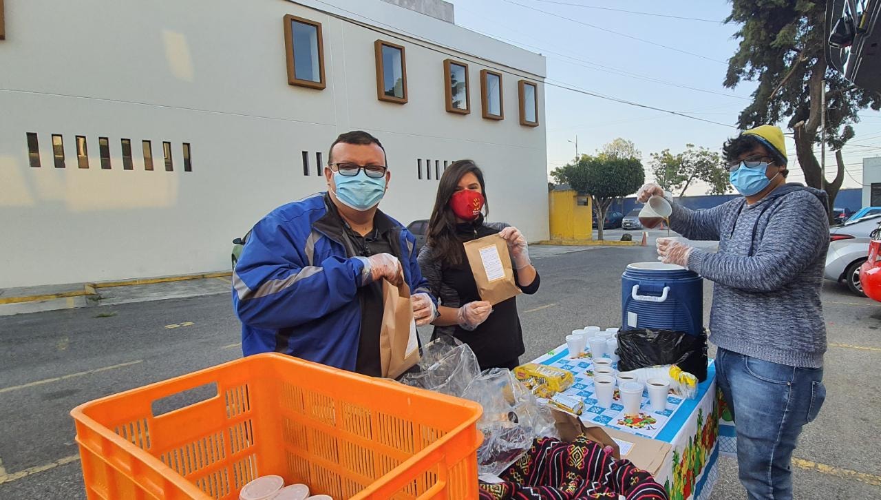 Los voluntarios entregan alimentos en la Unidad Nacional de Oncología Pediátrica. (Foto Prensa Libre: cortesía Operación Panito).