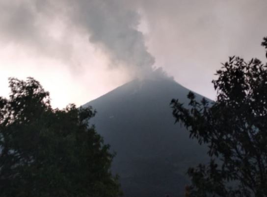 El Volcán de Pacaya ha mantenido constante actividad en los últimos días. (Foto Prensa Libre: Conred)