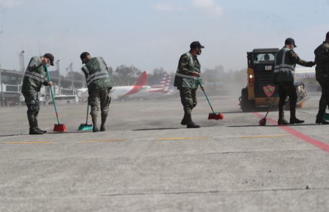 Personal limpia la pista del Aeropuerto Internacional de La Aurora. (Foto Prensa Libre: Érick Ávila)