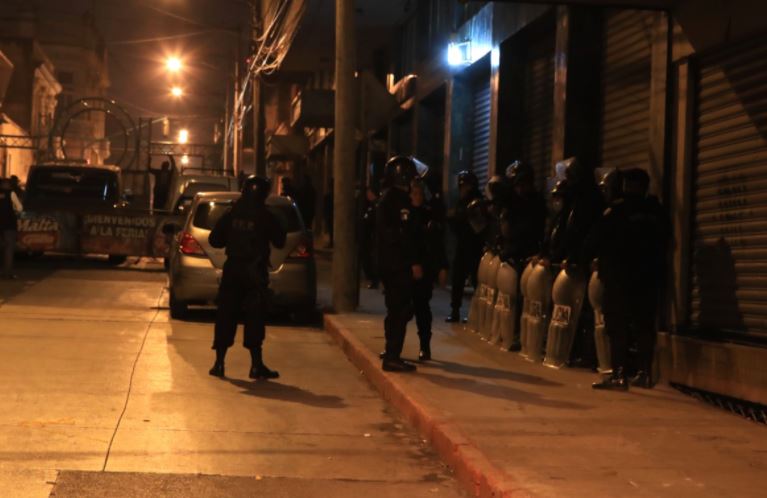 Autoridades intervienen en fiesta que terminó en escándalo en la zona 1 de la capital. (Foto Prensa Libre: Elmer Vargas)  

