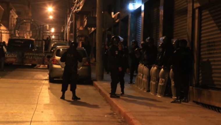 Autoridades intervienen en fiesta que terminó en escándalo en la zona 1 de la capital. (Foto Prensa Libre: Elmer Vargas)  

