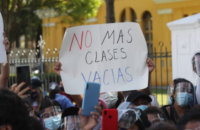 Manifestantes exigen que las clases sean presenciales, pues afirman estar preparados. (Foto Prensa Libre: Érick Ávila)