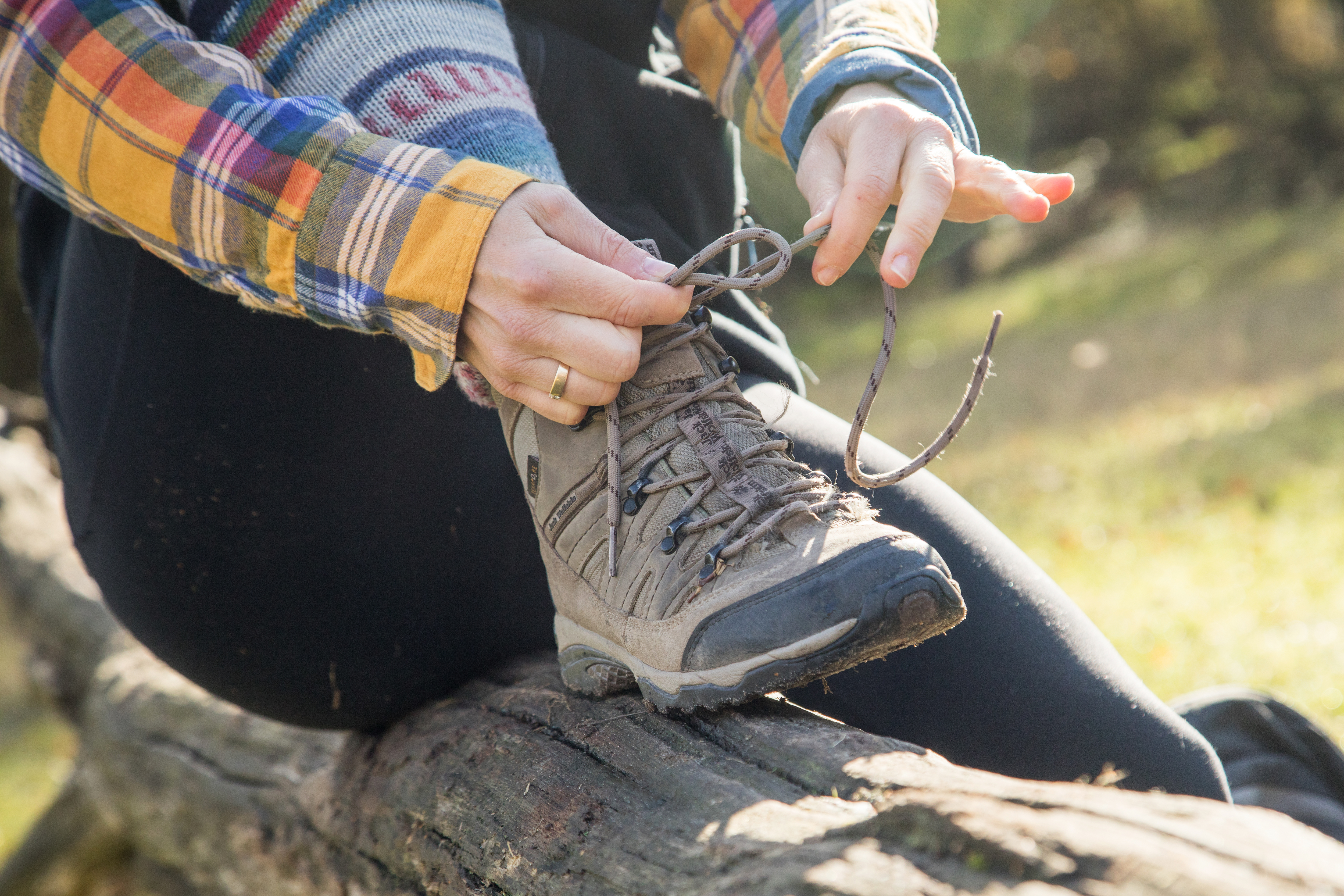 El calzado especial para caminatas protege los pies y ofrece mayor equilibrio sobre terrenos irregulares. Foto: Christin Klose/dpa