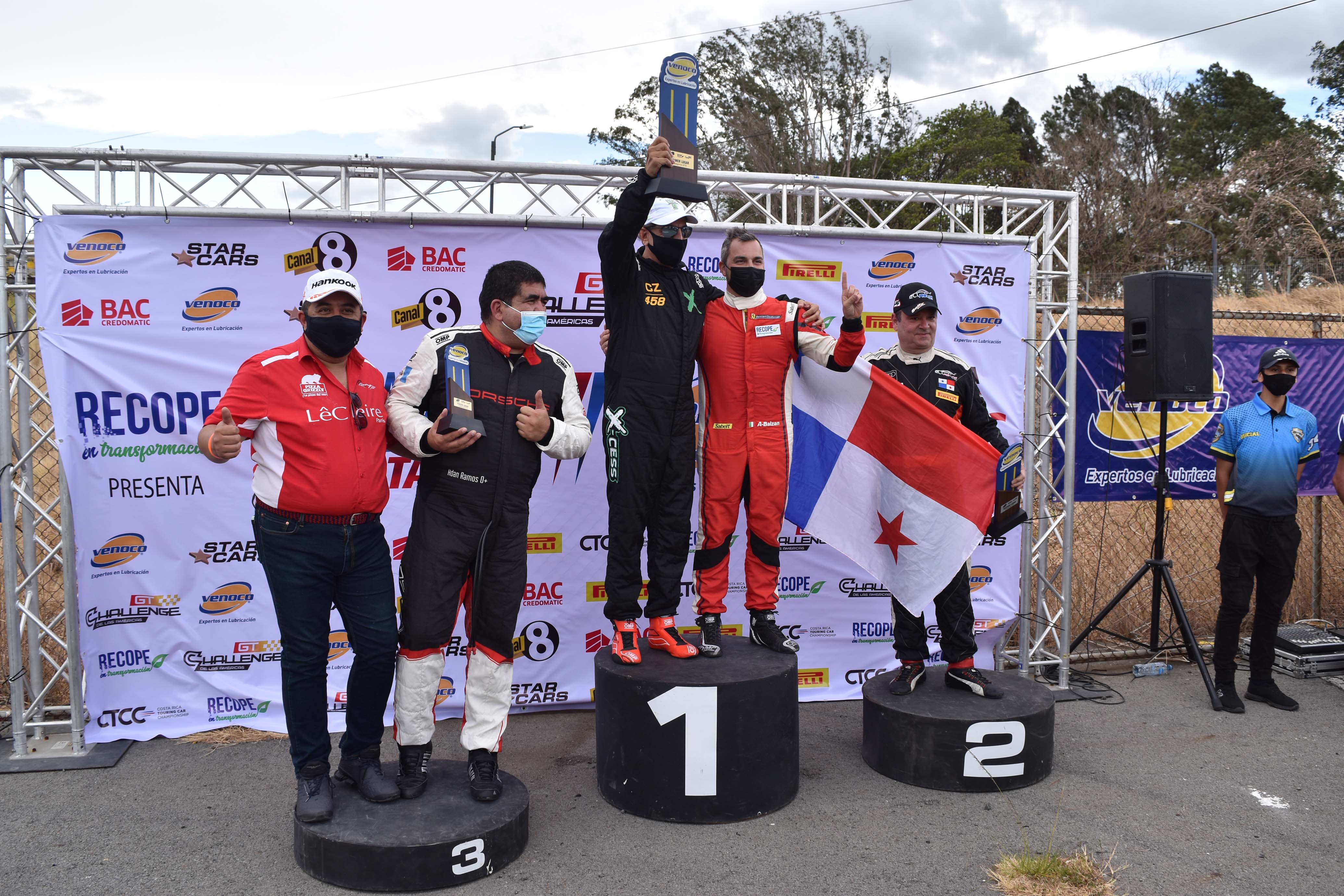 Carlos Zaid y  Alessandro Balzán celebraron el triunfo en la categoría GTS, en la competencia realizada en Costa Rica. (Foto cortesía César Pérez M).