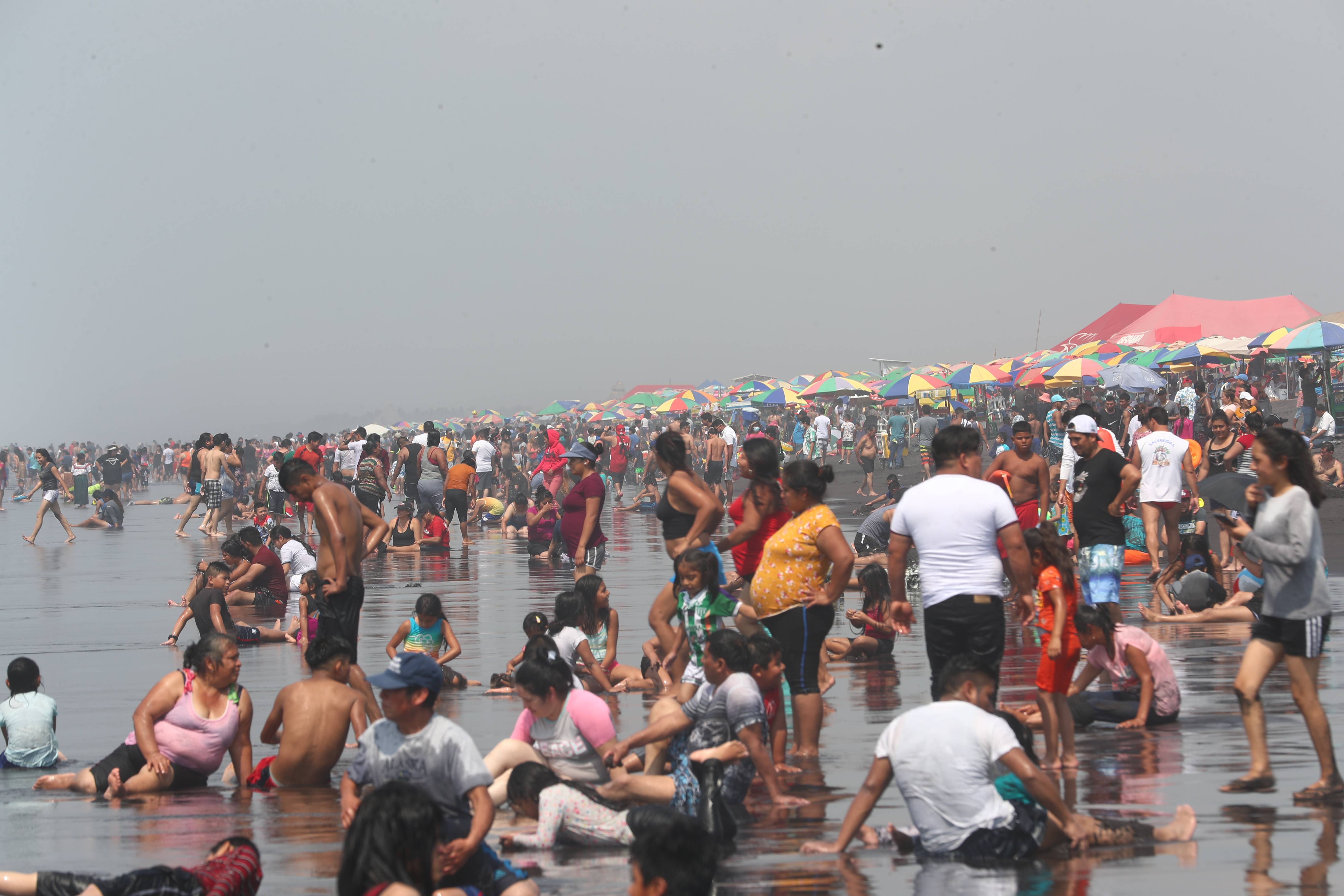La aglomeración en las playas puede ser un foco de contagio del covid-19, según epidemiólogos. (Foto Prensa Libre: Fernando Cabrera)