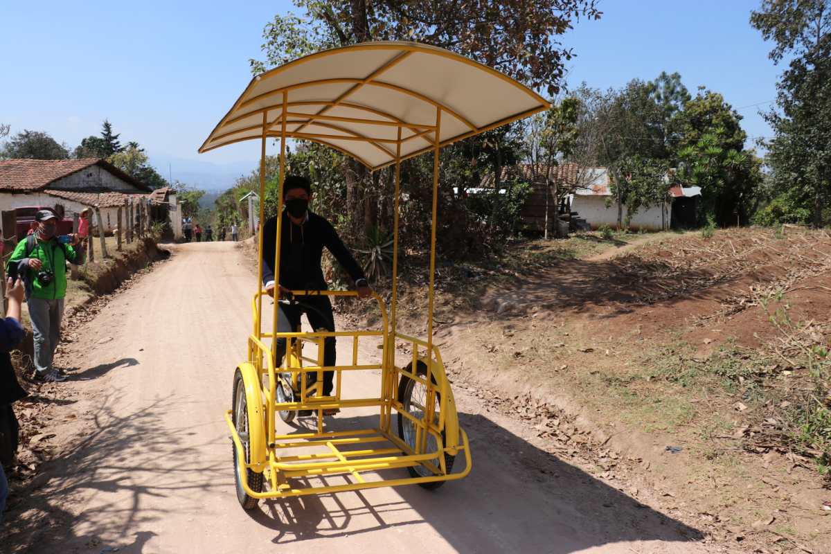 El profesor Lalito ya tiene triciclo eléctrico para recorrer Santa Cruz del Quiché