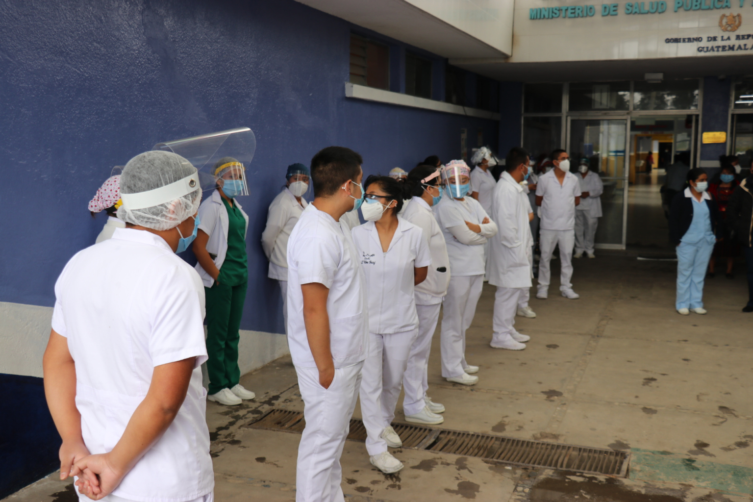 Personal de salud en Quiché realiza filas para recibir la vacuna. (Foto Prensa Libre: Hemeroteca PL)
