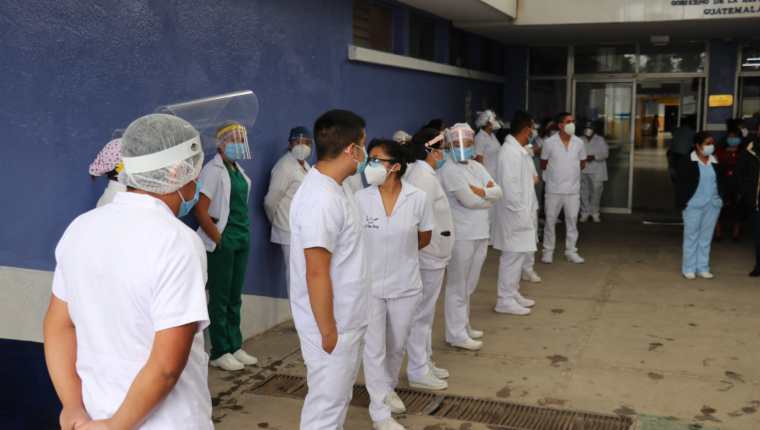 Personal de salud en Quiché realiza filas para recibir la vacuna. (Foto Prensa Libre: Hemeroteca PL)