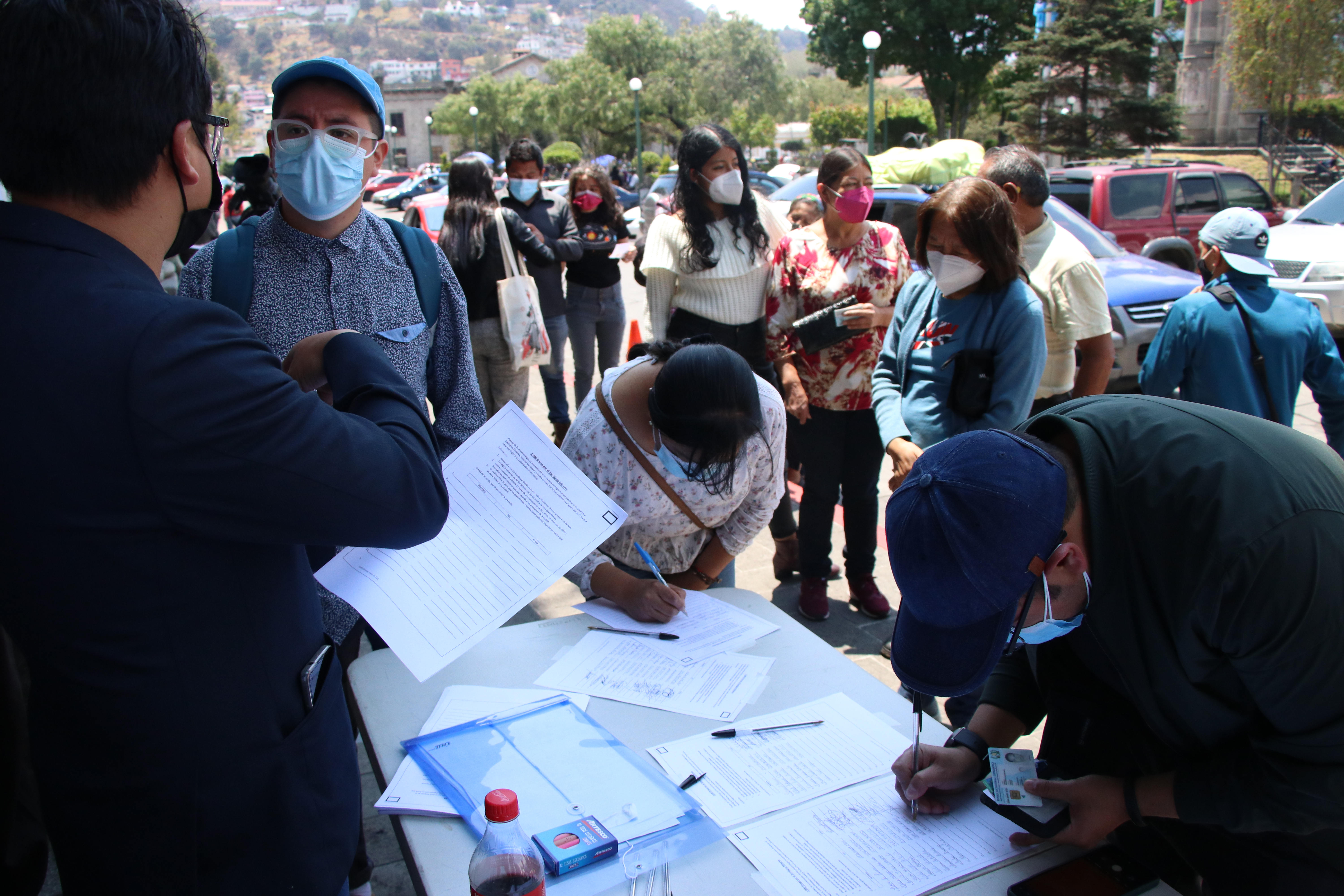 Organizaciones reúnen firmas como parte del rechazo a la construcción de Parque Bicentenario en Quetzaltenango. (Foto Prensa Libre: María José Longo)
