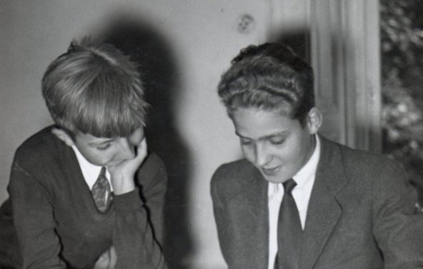 “Alfonsito” junto a su hermano, el futuro rey Juan Carlos, antes del incidente fatal que terminó con su vida. (Foto Prensa Libre: Tomada de Infobae) 