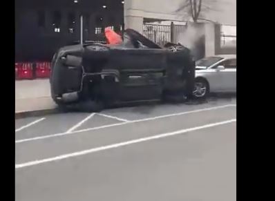 El automóvil volcó en el intento de robo por parte de la menores en Washington DC. (Foto Prensa Libre: Tomada de @JerryDunleavy)