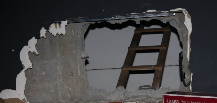 Uno de los boquetes que hicieron delincuentes para robar en almacén de la zona 9 de la capital. (Foto Prensa Libre: PNC)