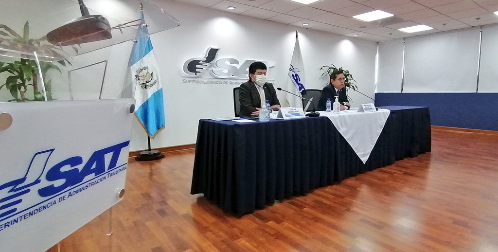El intendente Óscar Hernández y el superintendente Marco Livio Díaz Reyes, informaron sobre las practicas que realizan pequeños contribuyentes. (Foto Prensa Libre: SAT)