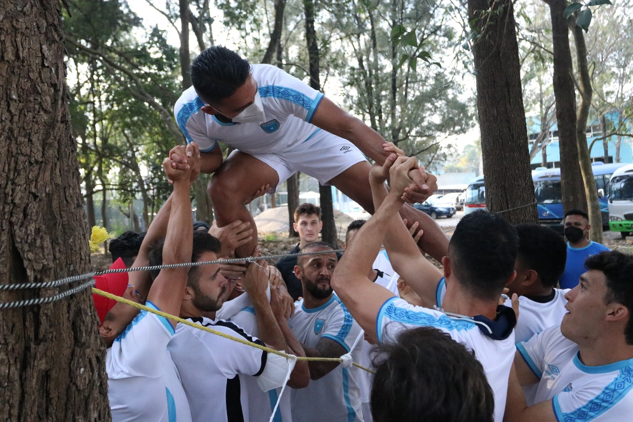 Los jugadores de la Selección Nacional durante la Dinámica de la Telaraña. (Foto Prensa Libre: Fedefut)