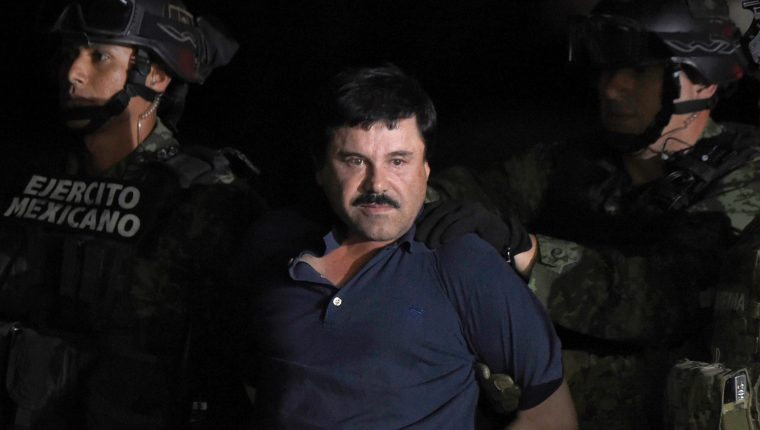 Joaquín “El Chapo” Guzmán es acompañado a un helicóptero en el aeropuerto de la Ciudad de México el 8 de enero del 2016  luego de su recuperación durante una intensa operación militar. (Foto: Hemeroteca PL).