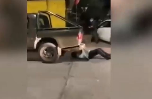 La trifulca se registró cuando las autoridades fiscalizaban el aforo en la actividad religiosa. (Foto Prensa Libre: Tomada de Chvnoticias)