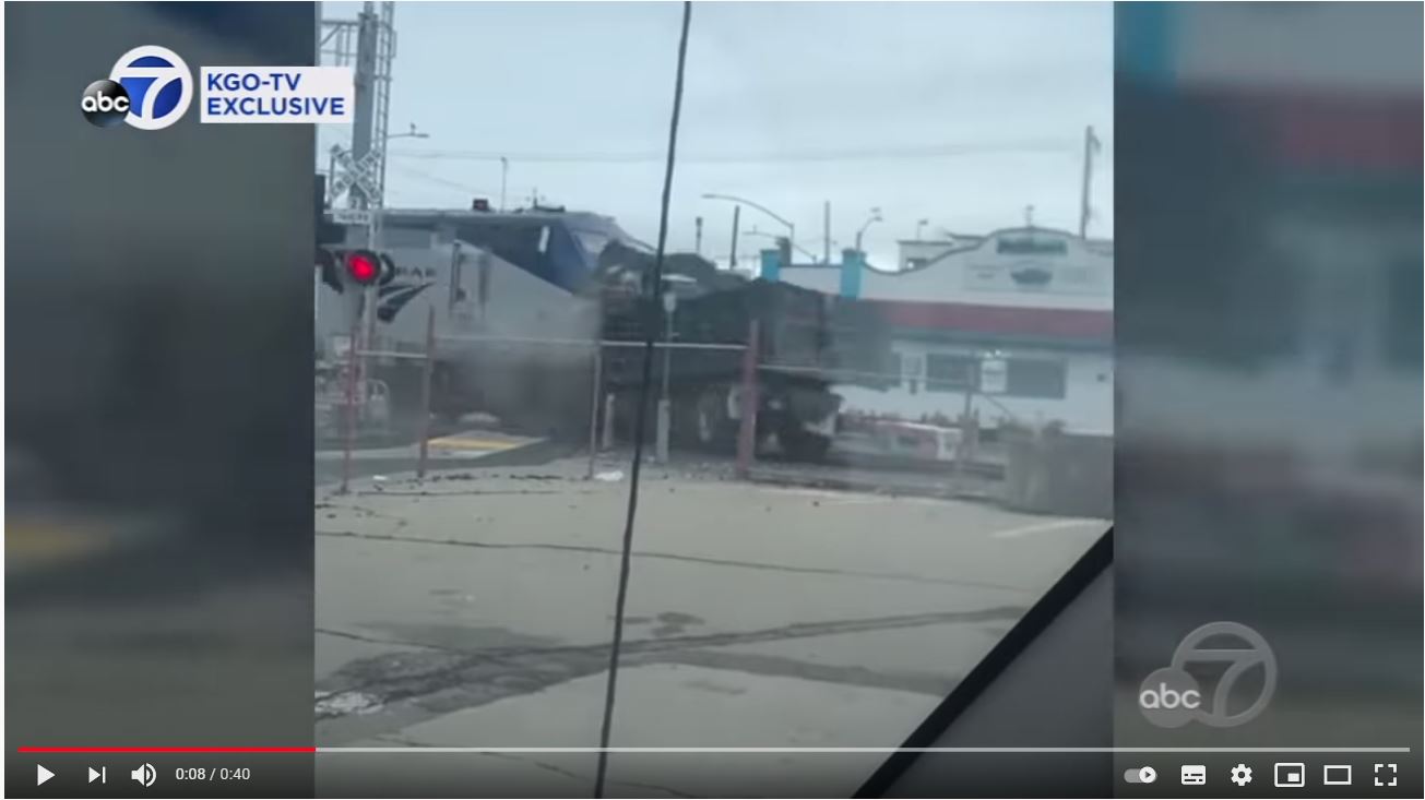 El choque de un tren y un camión quedó grabado en video de sistemas de seguridad. (Foto Prensa Libre: Captura de pantalla)