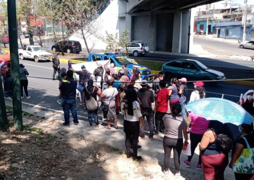 Un grupo de personas de la Unidad Nacional por las Víctimas de Hechos de Tránsito permanece en km 16.5 de la ruta Interamericana. (Foto Prensa Libre: Emixtra)