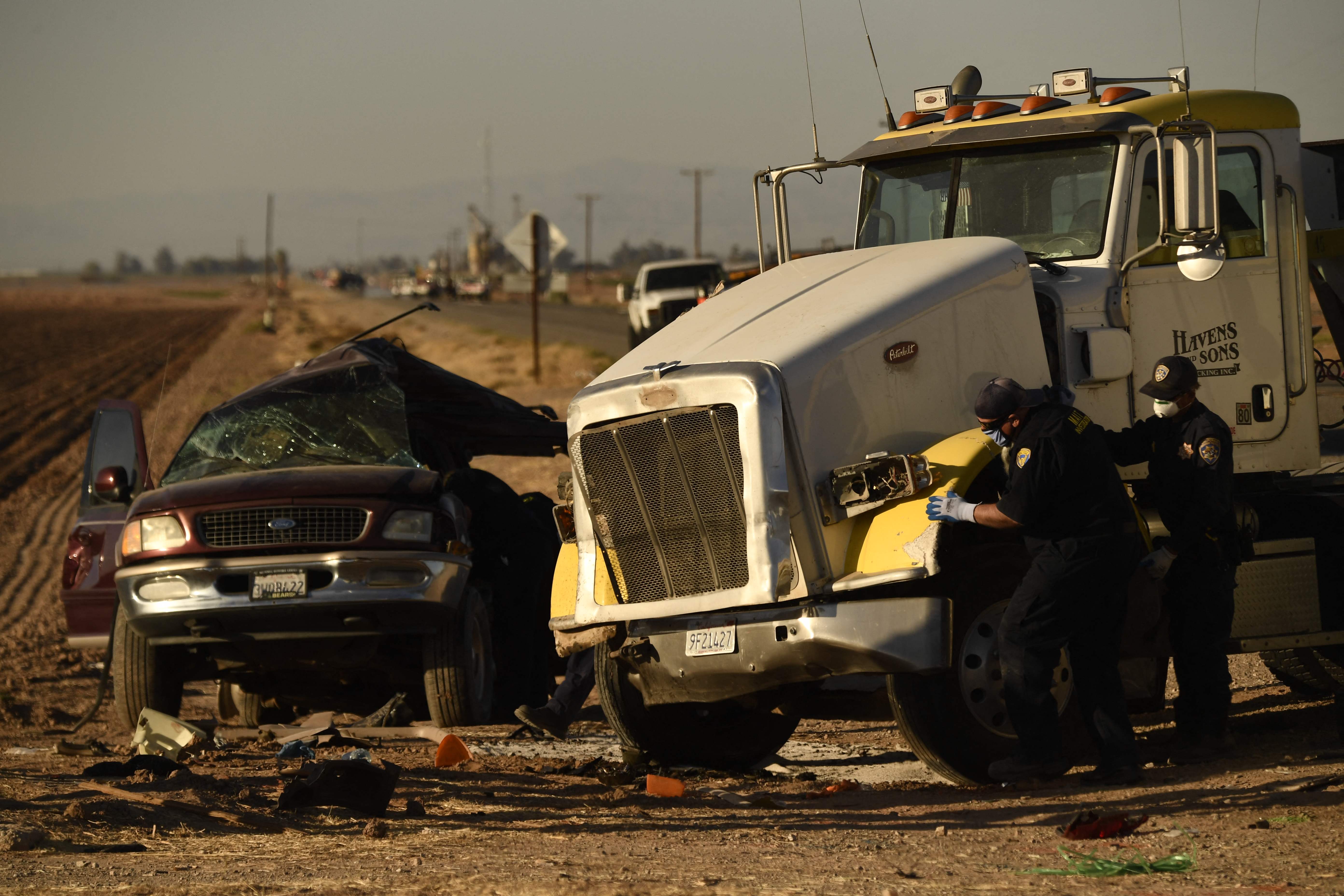 Al menos 25 personas viajaban en una camioneta tipo agrícola que chocó con un tráiler en California. (Foto Prensa Libre: AFP)