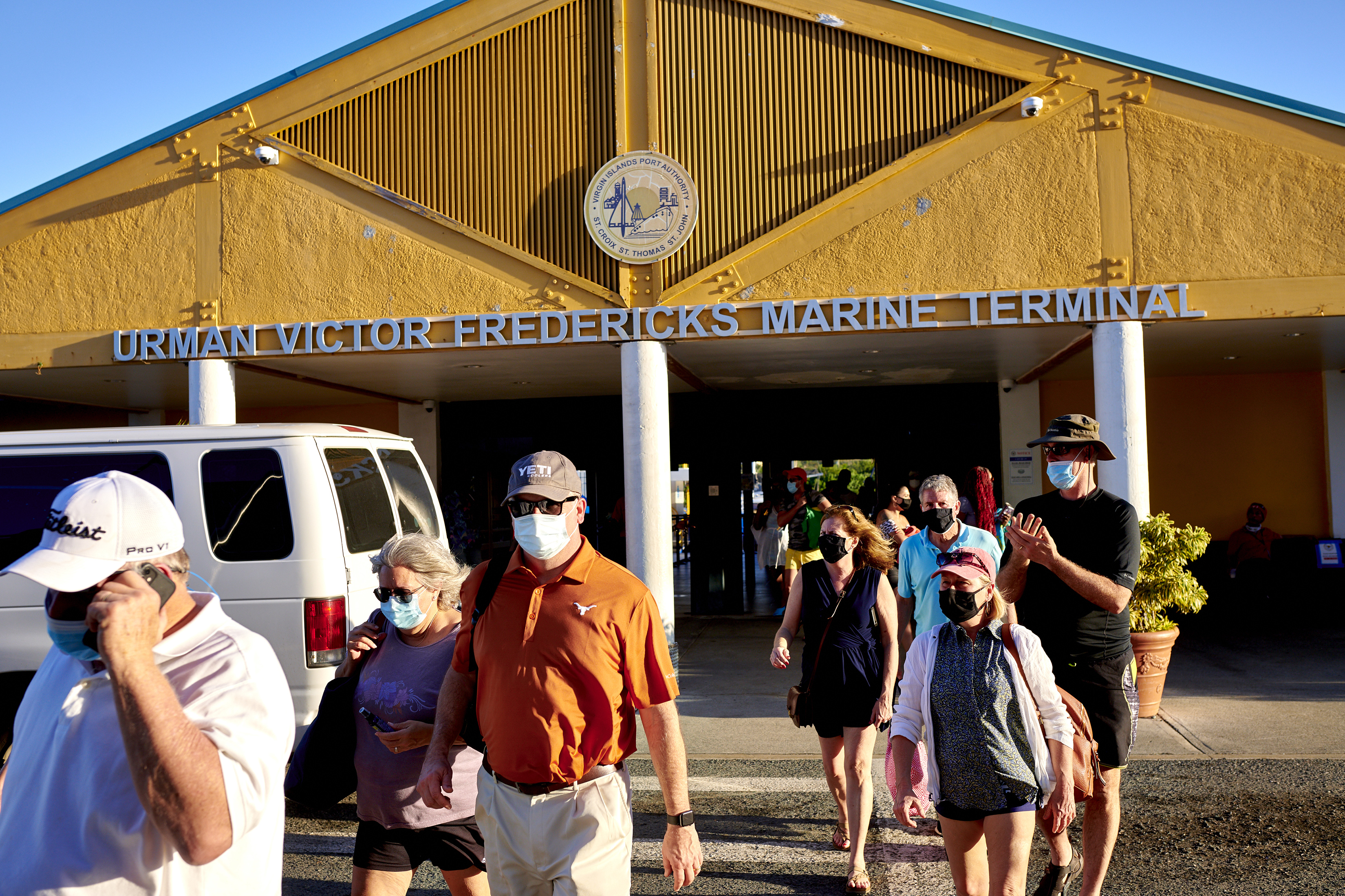 Desembarco del ferri en la Terminal Marina Urman Victor Fredericks en Red Hook, Santo Tomás, Islas Vírgenes de Estados Unidos, el 10 de febrero de 2021, en medio de la pandemia de coronavirus. (Foto Prensa Libre: Gabby Jones/The New York Times)
