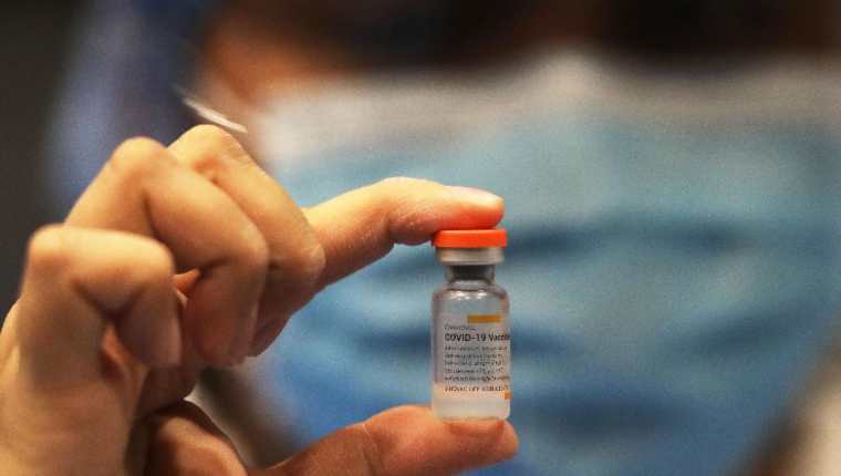 Guatemala vacuna a su personal de salud. (Foto Prensa Libre: EFE)