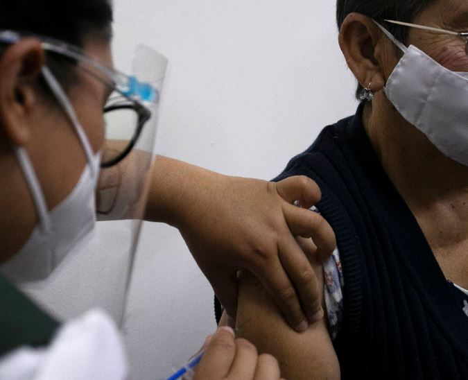 Guatemala tiene planificado comenzar en abril 2021 la vacunación de personas mayores de 70 años. (Foto Prensa Libre: EFE)