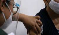 Guatemala tiene planificado comenzar en abril 2021 la vacunación de personas mayores de 70 años. (Foto Prensa Libre: EFE)