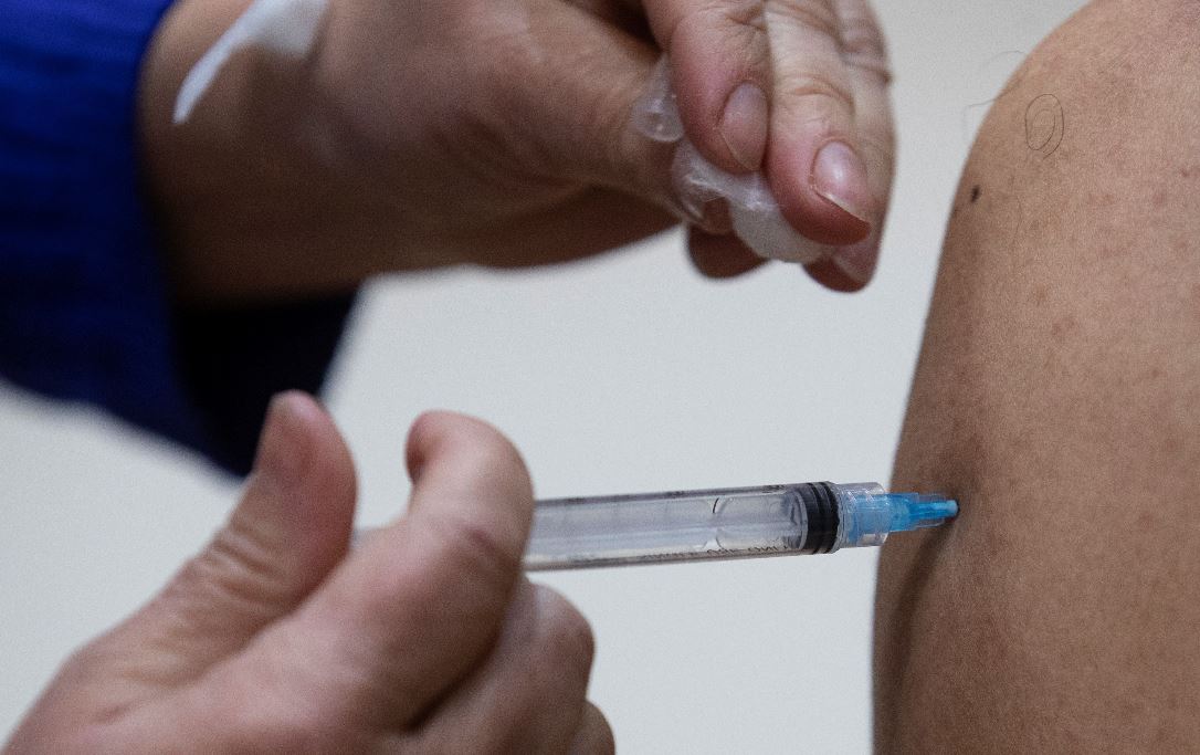 Guatemala espera comenzar en abril 2021 la segunda fase de vacunación contra el covid-19. (Foto Prensa Libre: EFE)
 
