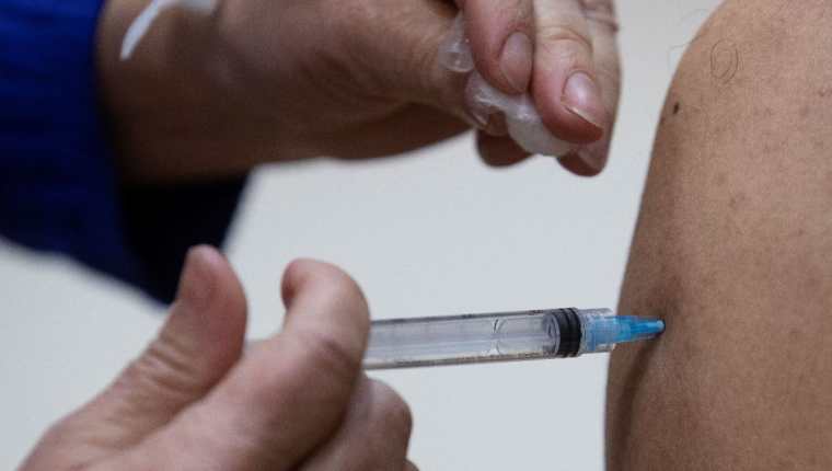 Guatemala espera comenzar en abril 2021 la segunda fase de vacunación contra el covid-19. (Foto Prensa Libre: EFE)
 
