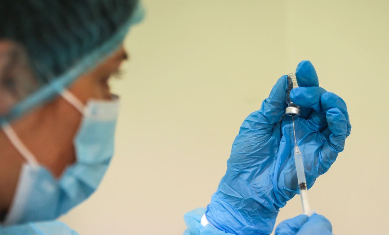 Varios países aún esperan la vacuna por medio del mecanismo de Covax. (Foto Prensa Libre: EFE)