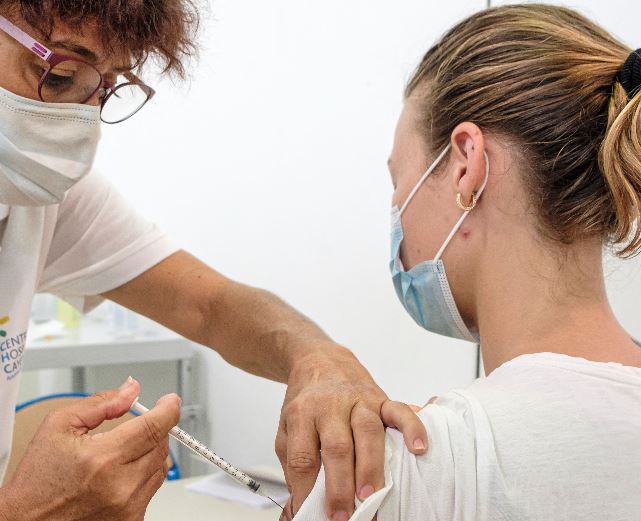 Pfizer-BioNTech hizo ensayos de su vacuna en adolescentes. (Foto Prensa Libre: AFP)