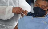 Guatemala lleva a cabo vacunación del personal de primera línea. (Foto Prensa Libre: Hemeroteca PL)