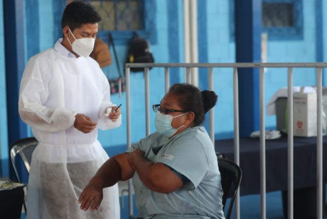 Guatemala ya comenzó la vacunación con dosis donadas. (Foto Prensa Libre: Érick Ávila)