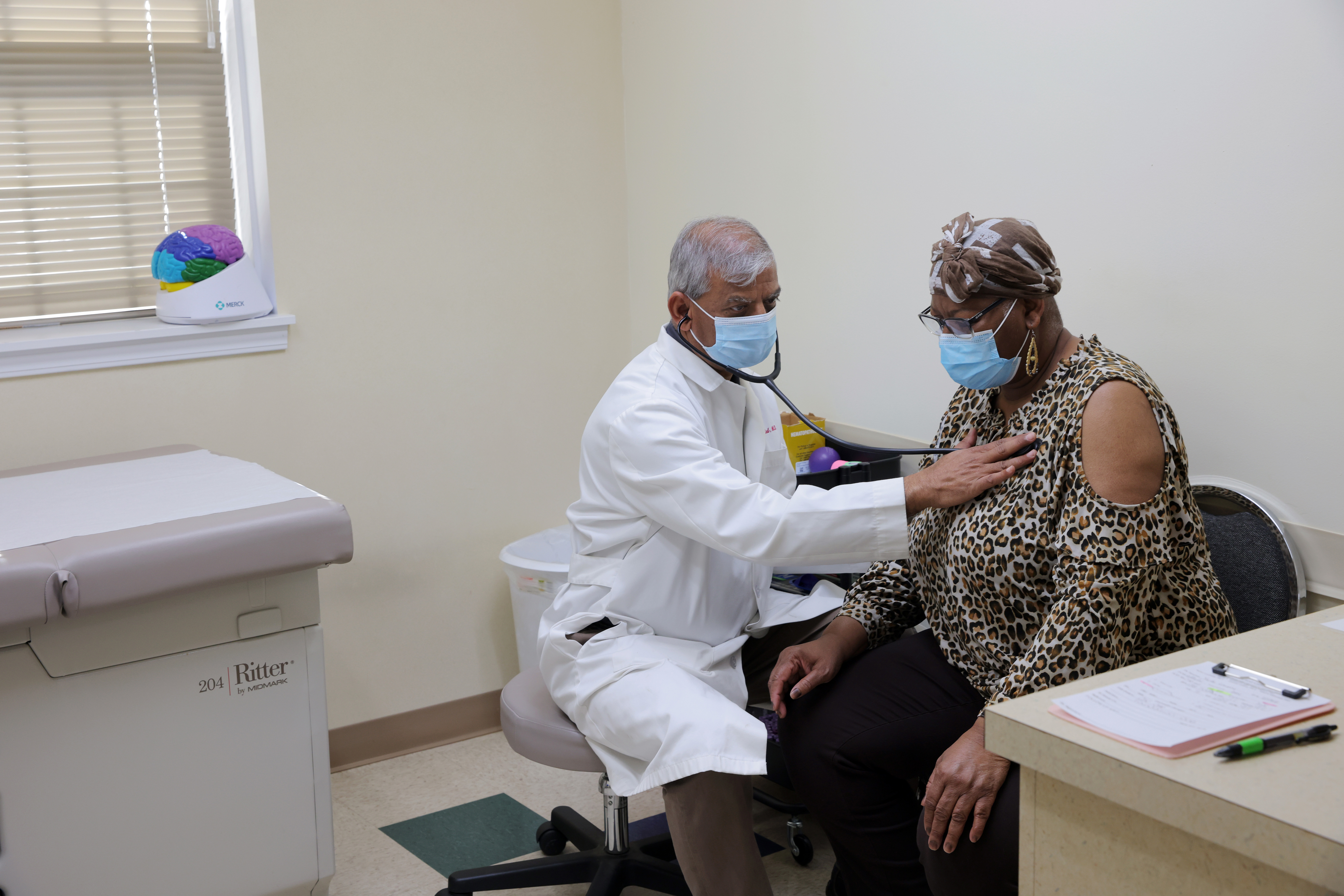 Yvette Lowery es examinada por su oncólogo, luego de someterse a una doble masectomía. (Foto Prensa Libre: Travis Dove/The New York Times) 