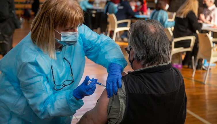 Los vacunados se preguntan si pueden relajar el distanciamiento social y el uso de la mascarilla. AP Photo/Darko Bandic