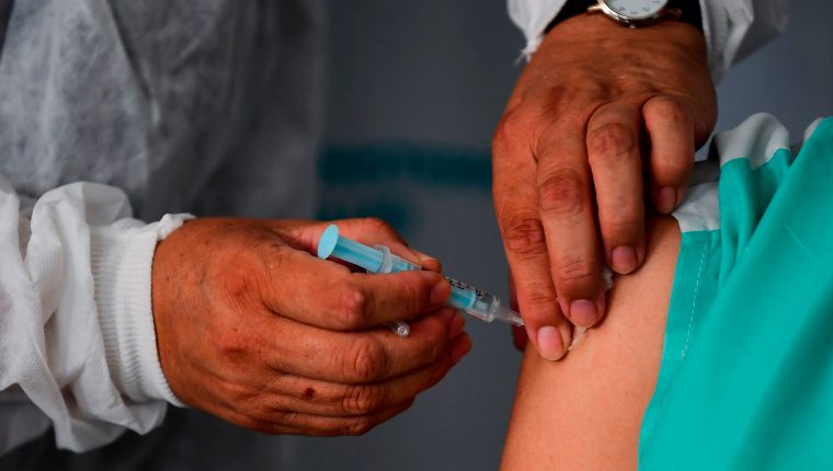 Tanto los programas sociales como el plan de vacunación deberán divulgar ciertos datos de beneficiarios según disposiciones del gobierno.  (Foto, Prensa Libre: Hemeroteca PL).