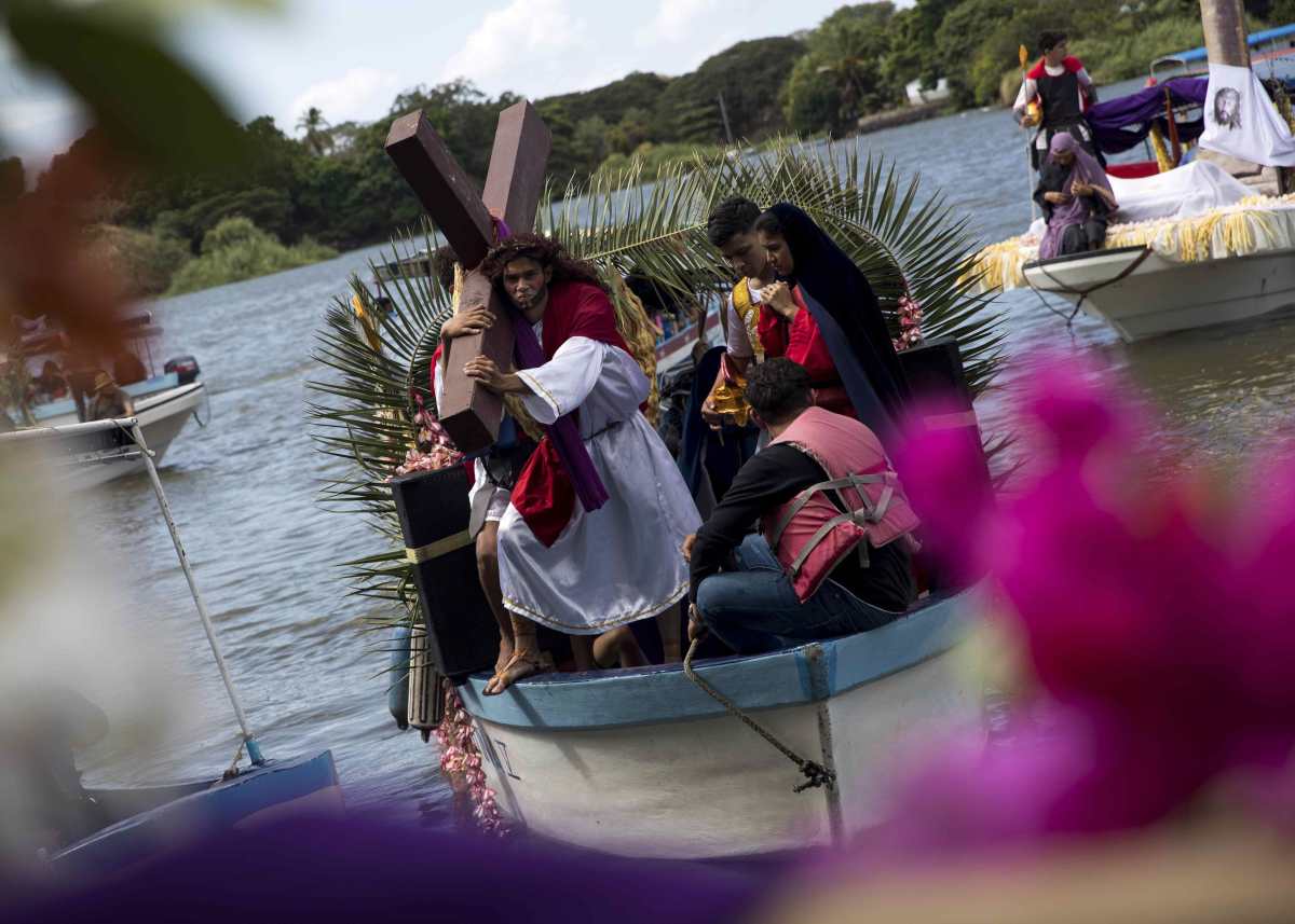 Fotogalería: celebran “Viacrucis acuático” en Nicaragua, sin religiosos ni multitudes