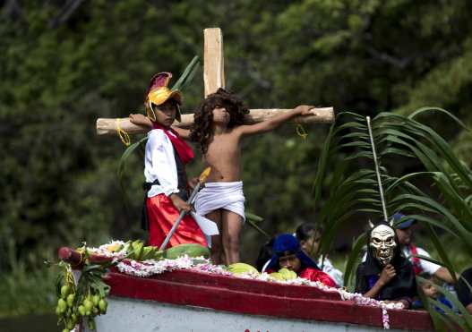Niños disfrazados de personajes bíblicos participan en el viacrucis acuático, en Granada, Nicaragua. (Foto Prensa Libre: EFE)