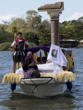 Feligreses recorrieron el Gran Lago de Nicaragua o Cocibolca durante el denominado viacrucis acuático, que se realiza en el país centroamericano desde hace 41 años. (Foto Prensa Libre: EFE)