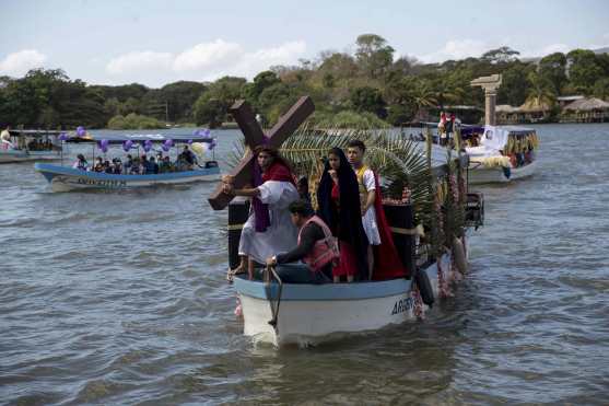 Varias personas recorrieron el Gran Lago de Nicaragua o Cocibolca durante el denominado viacrucis acuático, que se realiza en Nicaragua. (Foto Prensa Libre: EFE)